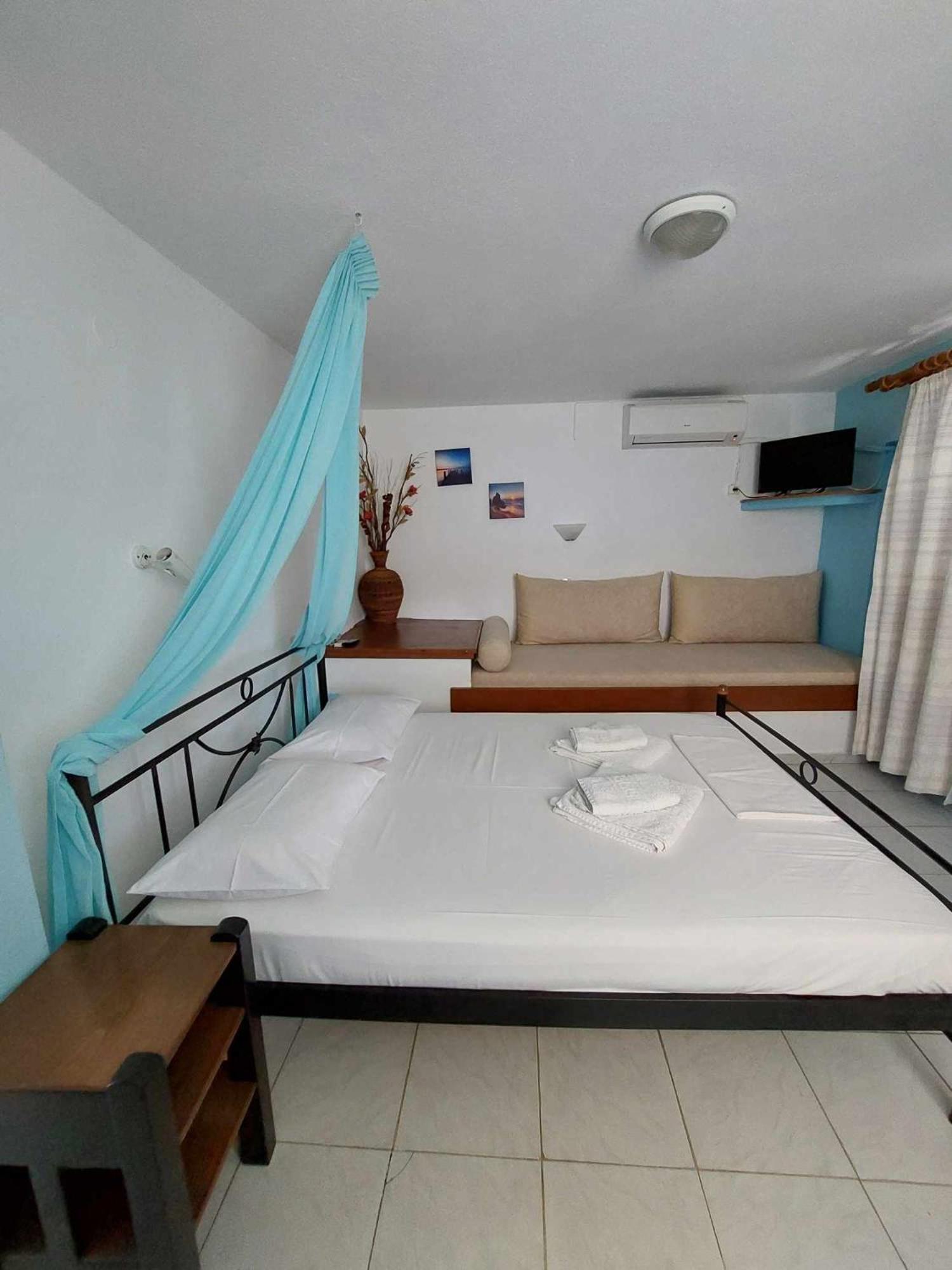 Violetta Studios & Apartments 米利纳 外观 照片